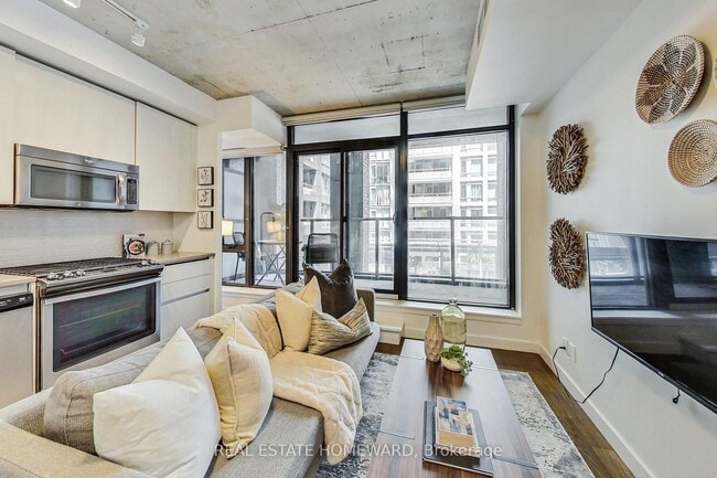 Building Photo - Boutique 1bed condo in centre of trendy King West!