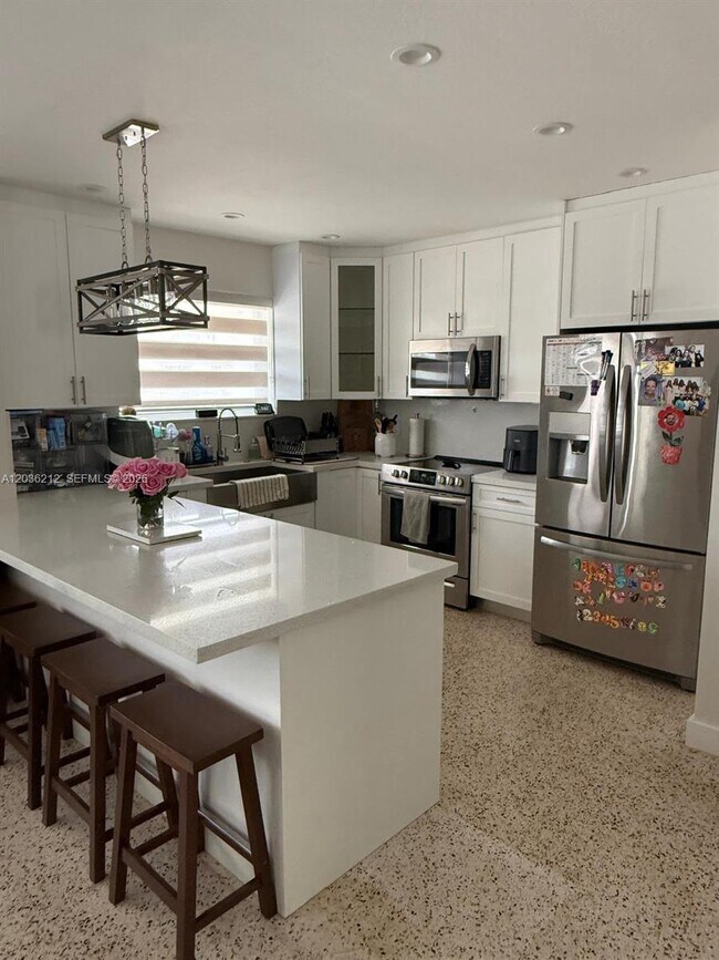 Foto del edificio - 875 W 72nd Pl