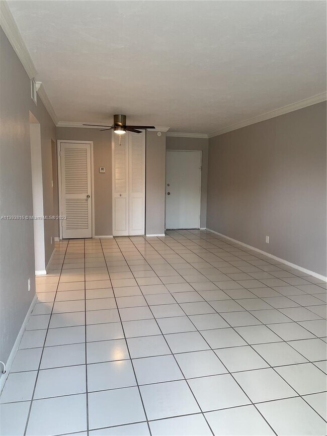 Building Photo - 405 S Pine Island Rd