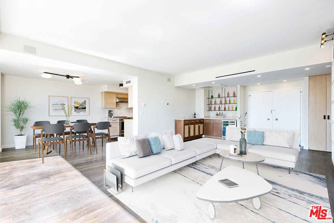 Foto principal - 818 N Doheny Dr #604