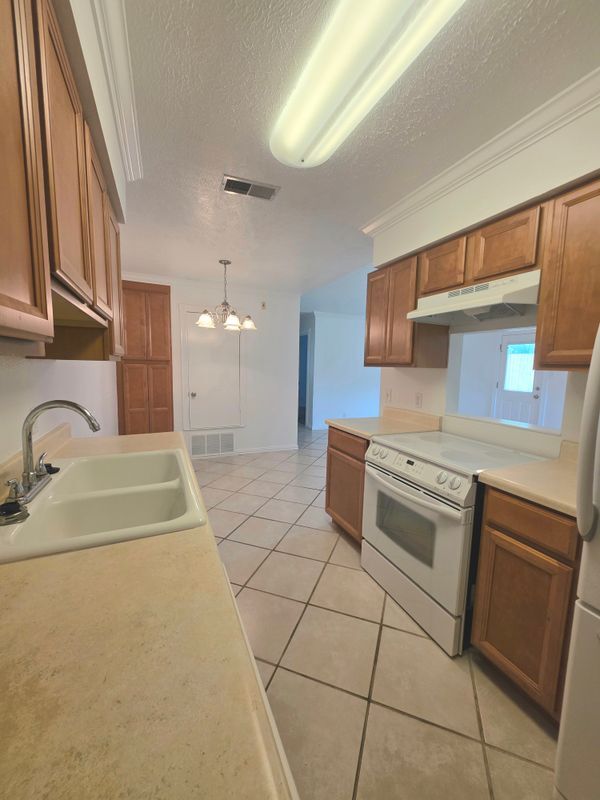 Foto del edificio - 15208 Spring Hill Ln