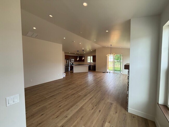 Foto del edificio - Spacious 4 Bedroom Home with Over 3,100 Sq Ft!