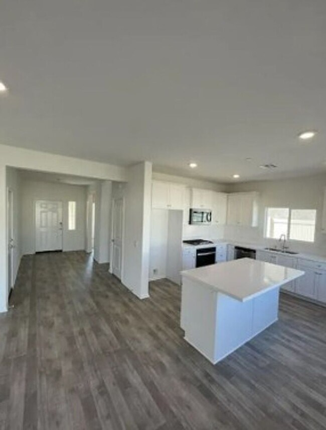 Foto del edificio - Beautiful Two-Story 4 Bed/3 Bath Home In P...