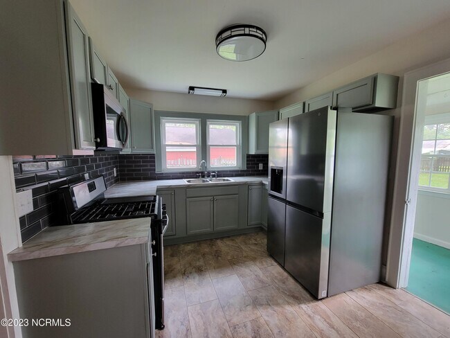 Foto del edificio - 407 Stewart Blvd