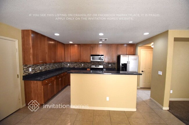 Building Photo - 5832 E Holmes Ave