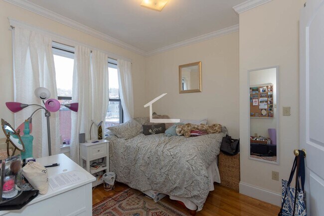 Foto del edificio - Large, sunny, nicely renovated top floor u...
