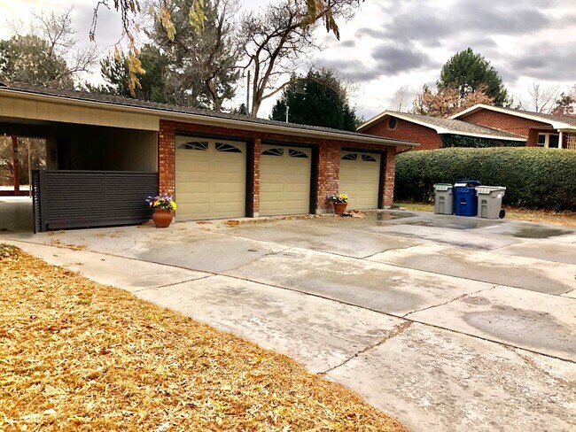 Foto del edificio - 3411 W Hillcrest Dr