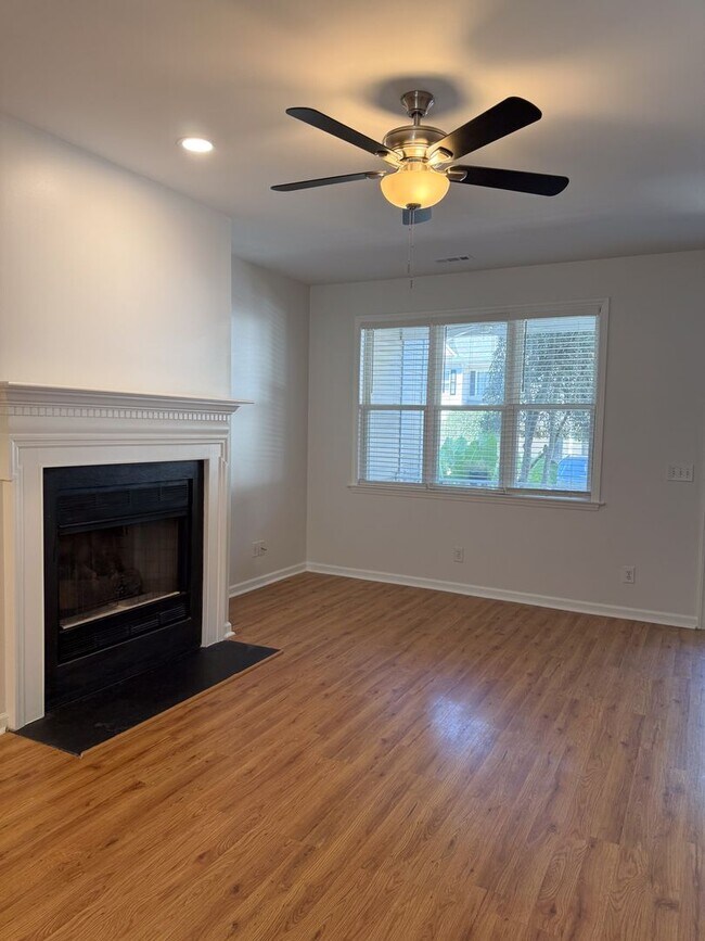 Foto del edificio - Newly Updated Townhome with Minutes Walk t...