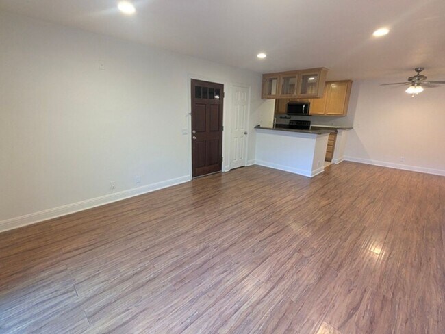 Building Photo - 2 Bedroom-1 Bathroom Single Story Condo; 2nd floor unit in Lakeside