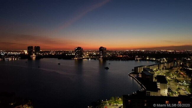 Foto del edificio - 1000 W Island Blvd