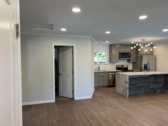 Foto del edificio - Spacious ADU For Rent in Carmichael, CA