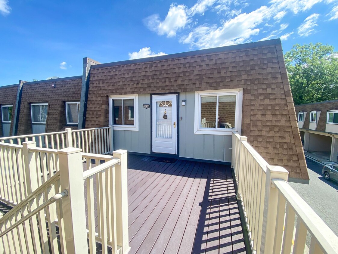Foto principal - Stunning 3 Bed 2 Bath Condo In Much Sought...