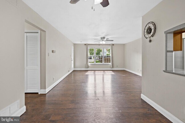 Foto del edificio - 501A Harwood Ct