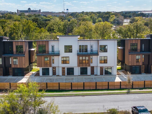 Foto del edificio - Available August 2026! BRAND NEW 3-Story 5Bed/5Bath Townhome across from Blinn!