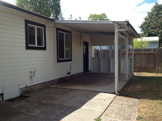 Covered back patio - 331 Sweet Ln
