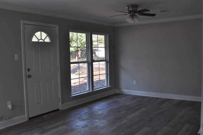 Foto del edificio - 1320 Benton Ln