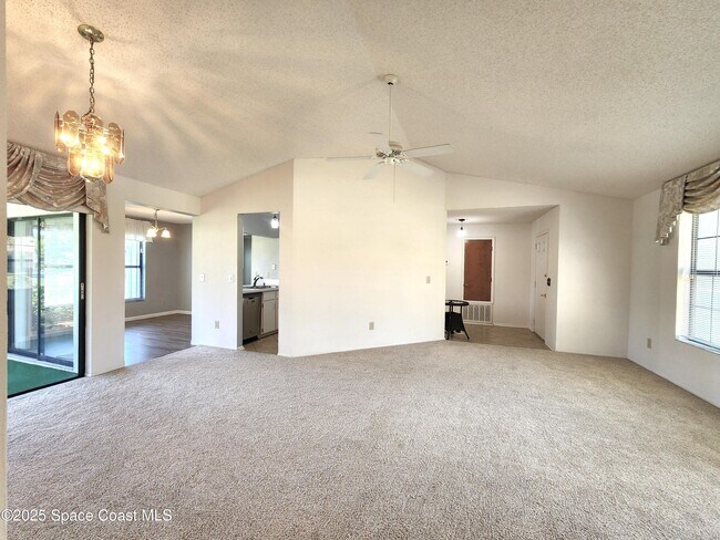 Foto del edificio - 1244 Lakeview Dr