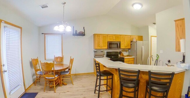 Foto del edificio - Stainless Steel Appliances + Firepit + Fen...