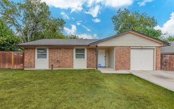 Building Photo - 211 W Robin Ln