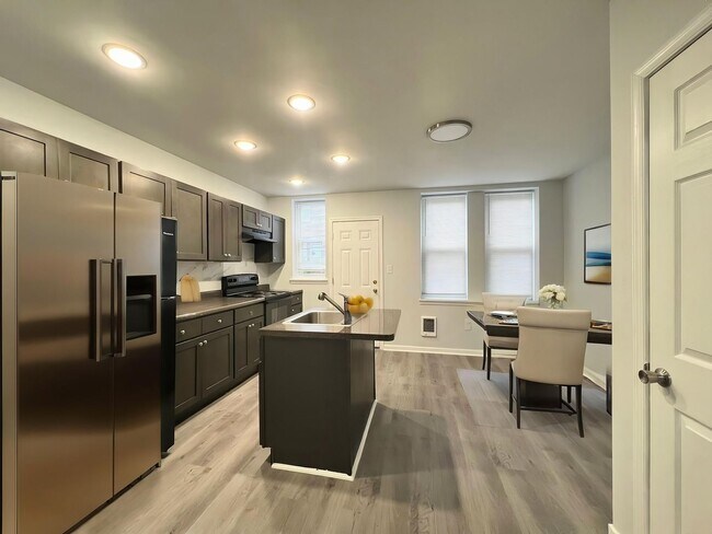Foto del edificio - Remodeled Large 3bd/1 House with Rear yard...