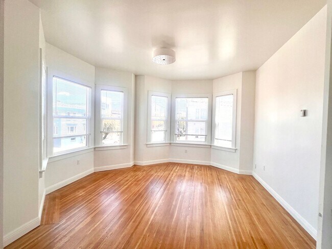 Foto del edificio - Fully Renovated Bright Corner Apartment wi...