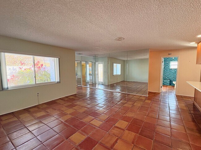 Foto del edificio - 3 Bed 2 Bath Home with Large Fenced Backyard & Screened Lanai — Available Now