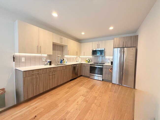 Building Photo - First Hill/Cherry Hill Townhome