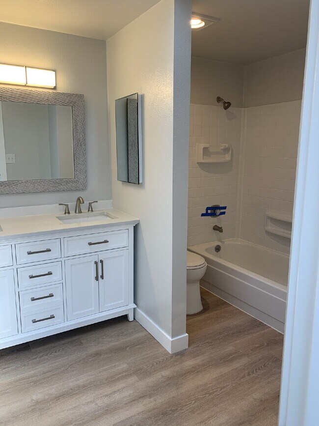 Building Photo - Townhome Available for Move-In!