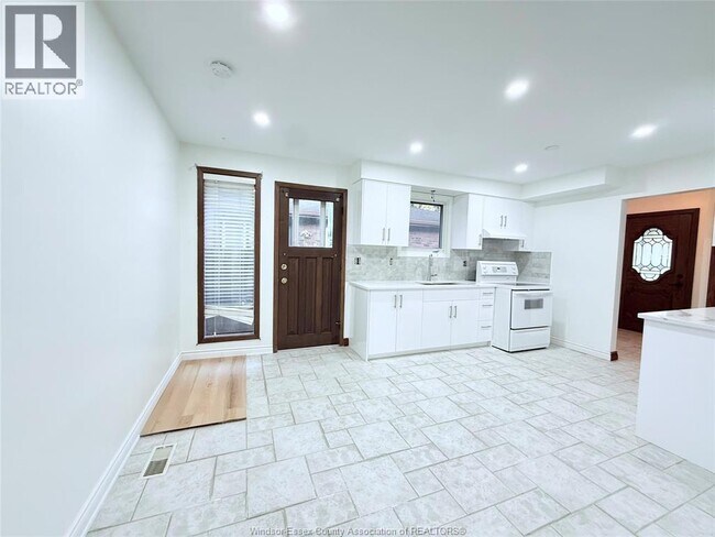 Building Photo - 9495 Beachdale Rd