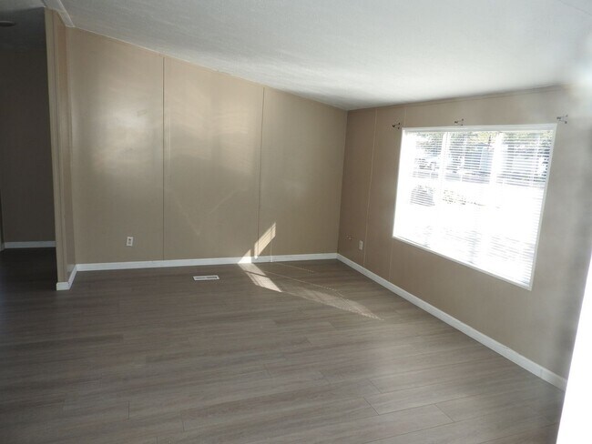 Building Photo - Large double lot with three bedroom manufa...