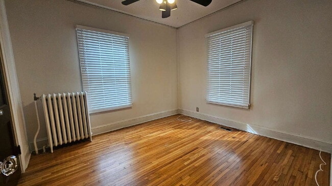 Building Photo - Very well maintained 2 Bed 1 bath duplex at 4536 Grand Ave S, Minneapolis.