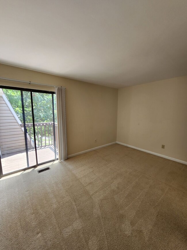Building Photo - Chapel Hill / Finley Forest Townhouse