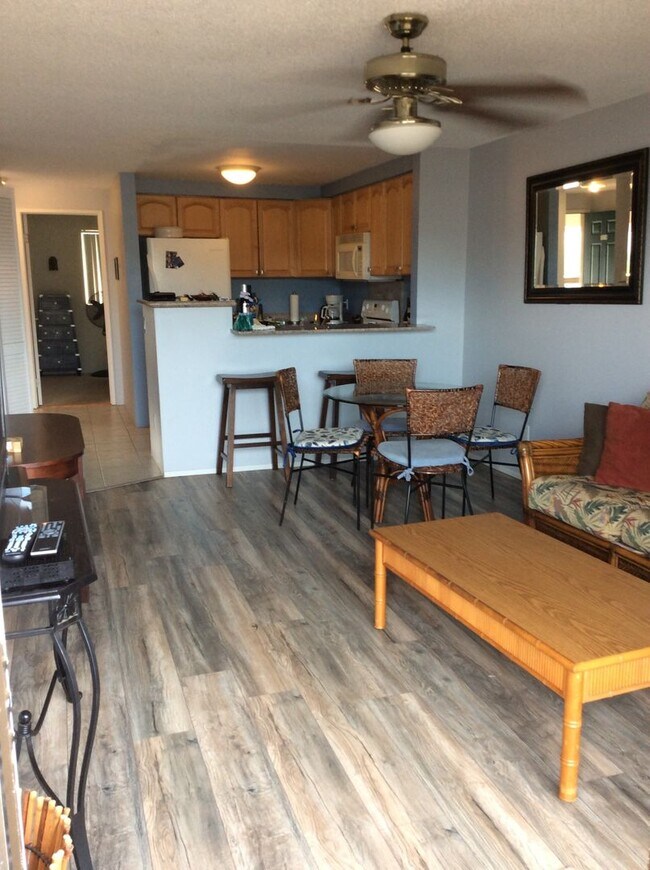 Foto del edificio - Mostly furnished upstairs 2 bed., 2 full b...