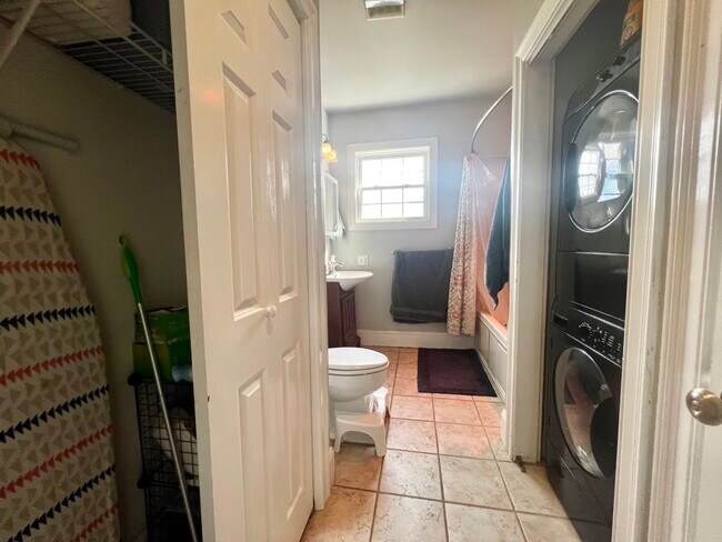 Baño - 613 Dorchester Ave