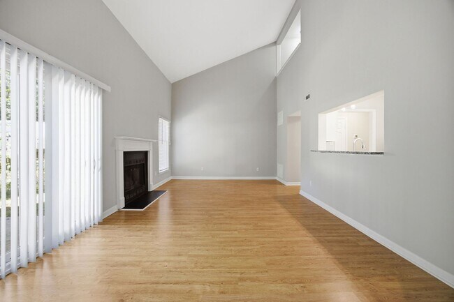 Building Photo - Beautiful Durham 2 Bed Condo | Minutes from RTP & Southpoint