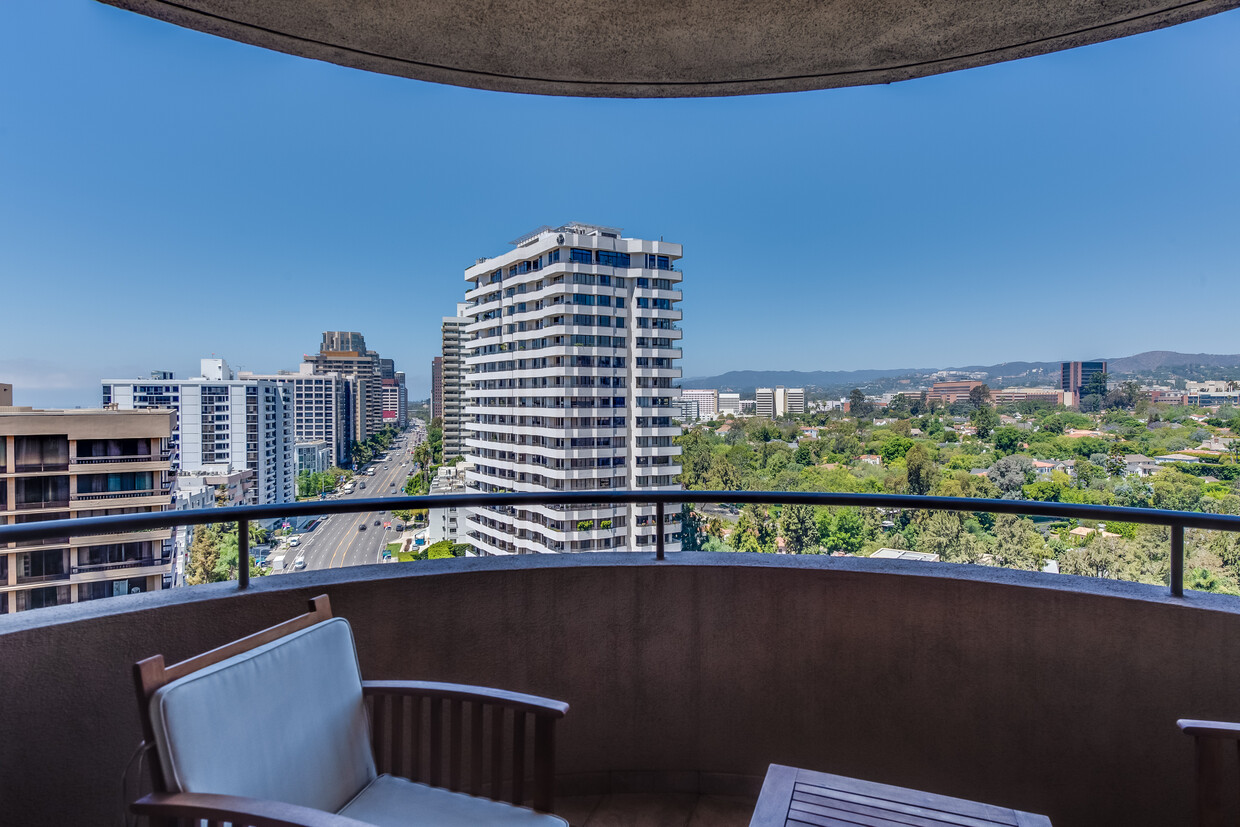 Foto principal - 10560 Wilshire Blvd