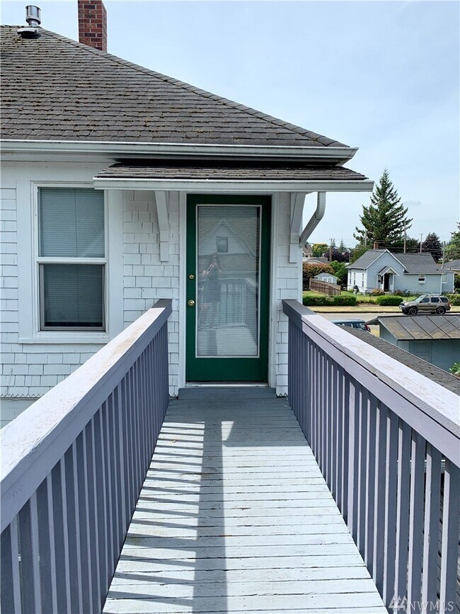 Building Photo - 814 Front St