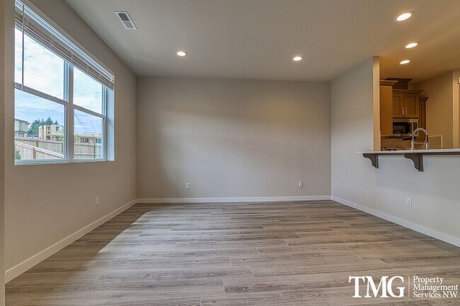 Foto del edificio - New Contemporary 3 Bed 2.5 Bath Style Home...