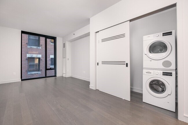 Building Photo - 47 Lagrange St