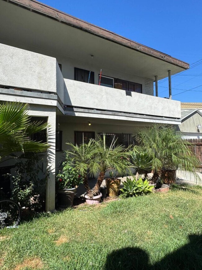 Building Photo - 1233 Clela Ave
