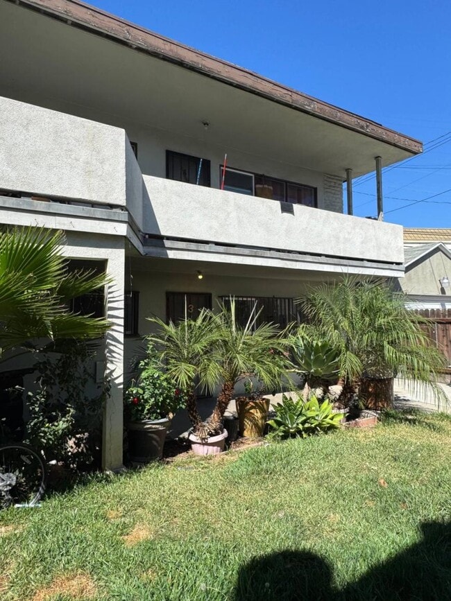 Building Photo - 1233 Clela Ave