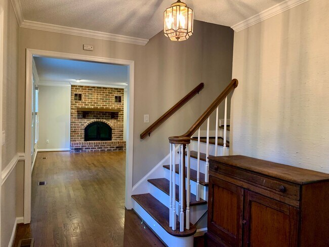 Building Photo - Three Bedroom Home in the Cardinal and Ker...