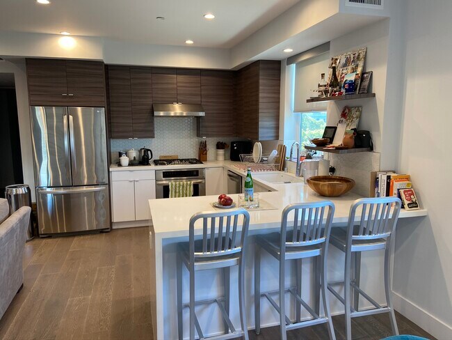 Cocina con isla - 935 N Hudson Ave