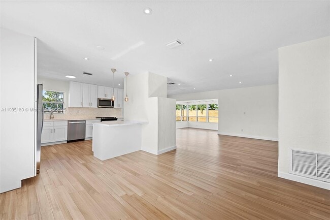 Building Photo - 9411 Jamaica Dr