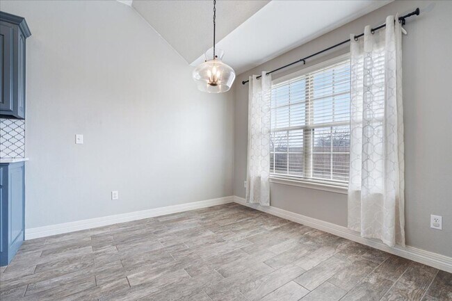 Foto del edificio - Discover this spacious 4-bedroom, 2-bath home