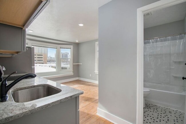 Foto del edificio - 3512 Dodge St