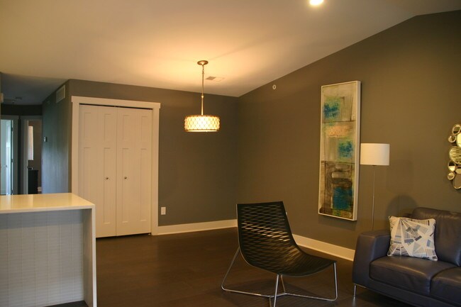 Building Photo - 2036 Celadon Dr NE