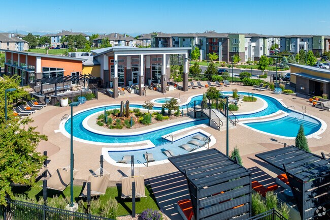 Piscina, río lento y spa al aire libre - Station A Apartments