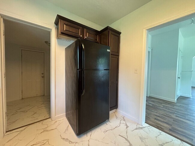 Building Photo - RECENTLY REMODELED 2 Bedroom Home with ton...