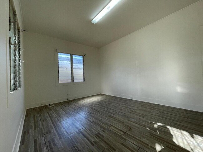 Foto del edificio - To register for the showing time below, no...